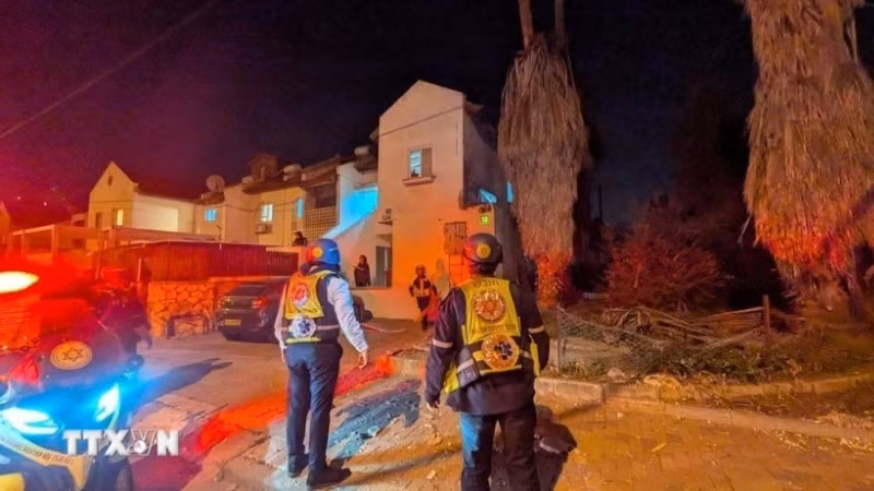 Hiện trường một vụ tên lửa Iran tấn công vào khu Ramat Gan, Israel rạng sáng 18/3/2026. (Ảnh: TTXVN phát)