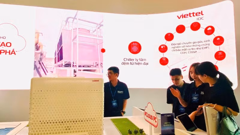 Gian hàng của Viettel IDC trưng bày mô hình Trung tâm Dữ liệu Hòa Lạc.