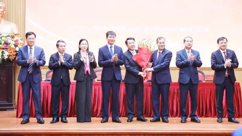 Các đồng chí Thường trực Tỉnh ủy, lãnh đạo Hội đồng nhân dân tỉnh tặng hoa chúc mừng ông Nguyễn Thanh Bình được bầu giữ chức Chủ tịch Ủy ban nhân dân tỉnh Ninh Bình.