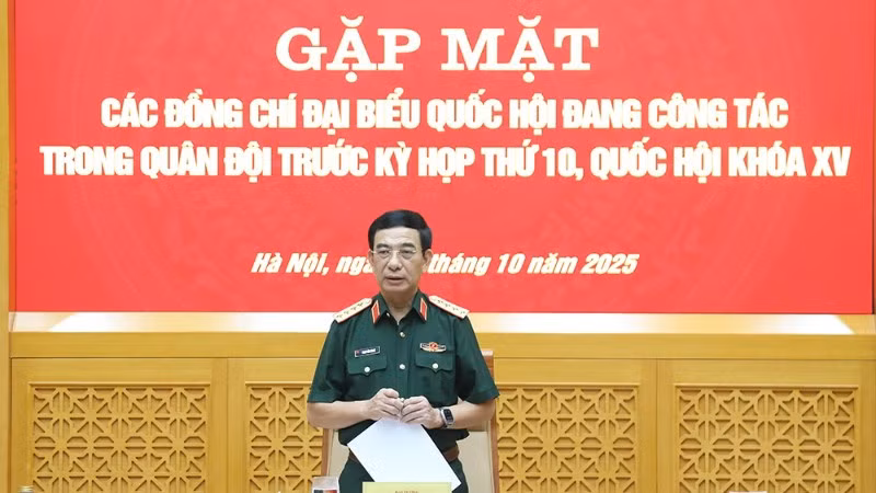 Đại tướng Phan Văn Giang chủ trì buổi gặp mặt các đại biểu Quốc hội đang công tác trong Quân đội trước kỳ họp thứ 10, Quốc hội khóa XV. (Ảnh: Cổng thông tin điện tử Bộ Quốc phòng)