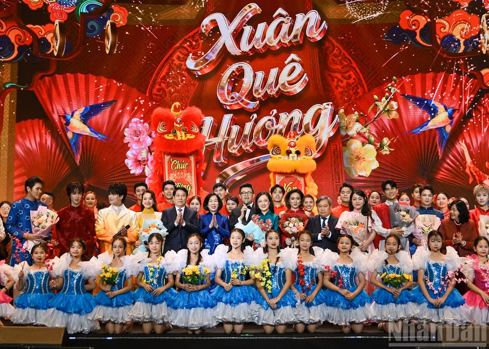 Chủ tịch nước Lương Cường và Phu nhân Nguyễn Thị Minh Nguyệt cùng các đại biểu và nghệ sĩ tại Chương trình Xuân Quê hương 2026. (Ảnh: THỦY NGUYÊN)