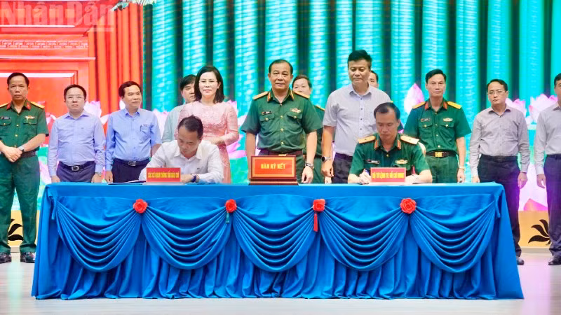 Đại diện lãnh đạo Báo Nhân Dân tại khu vực miền nam ký kết hợp tác tuyên truyền với Bộ Tư lệnh Thành phố Hồ Chí Minh.