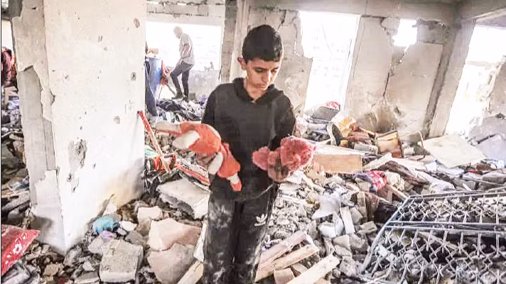 Hiện trường vụ không kích tại Gaza. (Ảnh ANADOLU AGENCY)