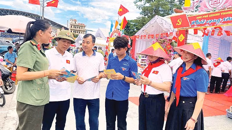 Trung tá Hoàng Thị Hiền, Chi hội trưởng Chi hội phụ nữ Công an phường Uông Bí, tỉnh Quảng Ninh tích cực tham mưu, tổ chức nhiều hoạt động giáo dục pháp luật trên địa bàn.