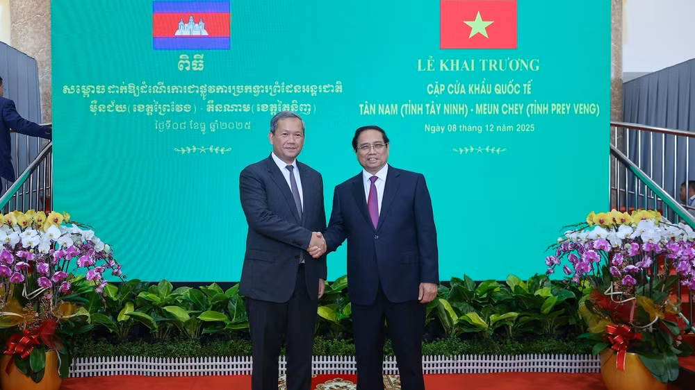 Thủ tướng Chính phủ Phạm Minh Chính và Thủ tướng Campuchia Hun Manet bắt tay trước khi vào hội đàm. (Ảnh: VGP/Nhật Bắc)
