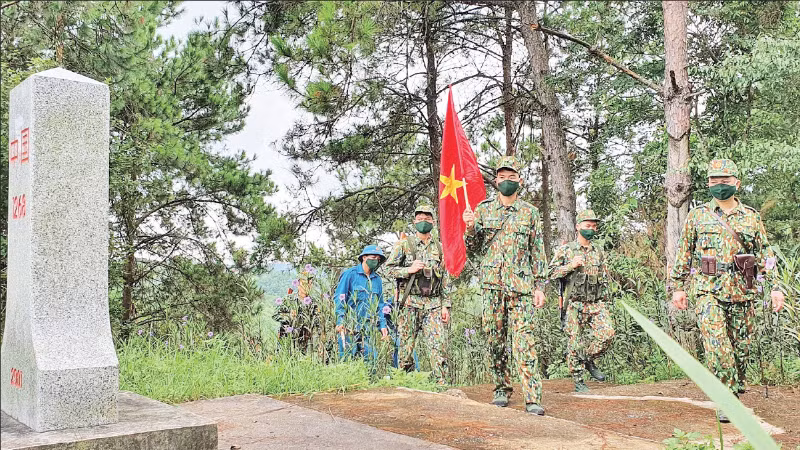 Cán bộ, chiến sĩ Đồn Biên phòng Chi Lăng phối hợp dân quân tự vệ tổ chức tuần tra bảo vệ đường biên, mốc giới.