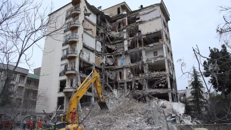 Tòa nhà bị phá hủy sau cuộc không kích tại Tehran, Iran, ngày 23/3/2026. (Ảnh: THX/TTXVN)