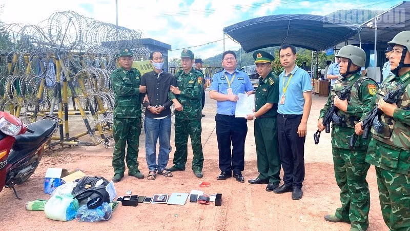 Bộ đội Biên phòng tỉnh Điện Biên bàn giao, trao trả đối tượng cho lực lượng chức năng phía Trung Quốc. (Ảnh: LÊ LAN)