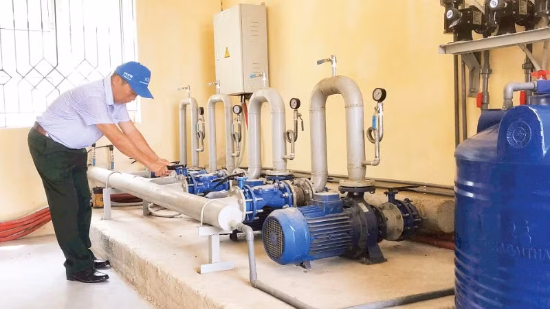 Nhân viên công trình cấp nước sinh hoạt xã Nhữ Khê, tỉnh Tuyên Quang vận hành máy bơm cấp nước cho nhân dân trên địa bàn xã.