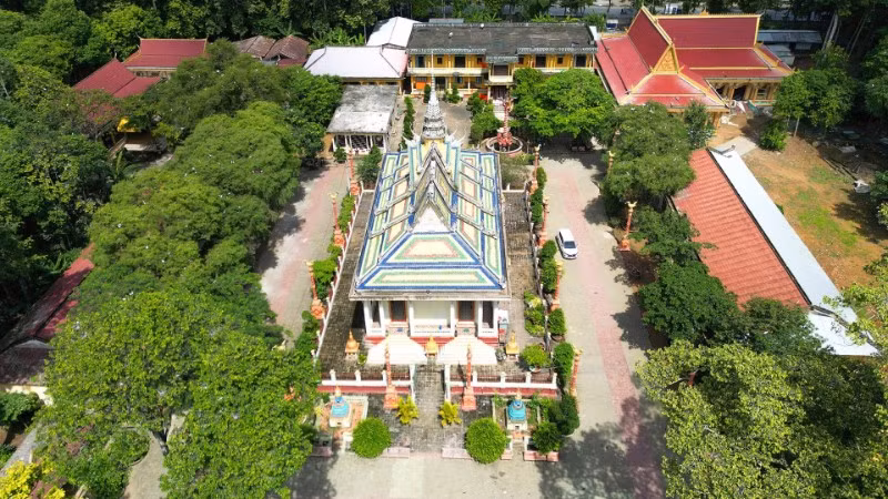 Chùa Hang, xã Châu Thành, tỉnh Vĩnh Long có rừng cây cổ thụ với hệ sinh vật đa dạng thu hút đông đảo du khách tham quan. (Ảnh THỦY NGUYÊN)
