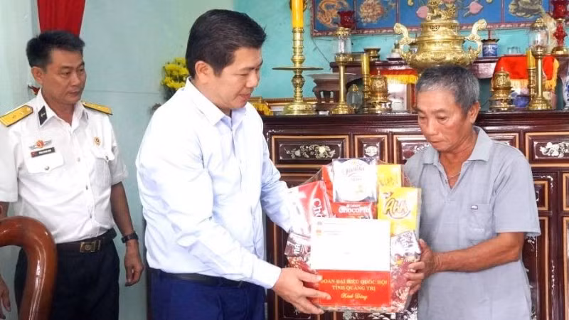 Phó Bí thư Thường trực Tỉnh ủy, Trưởng đoàn đại biểu Quốc hội tỉnh Quảng Trị Trần Vũ Khiêm tặng quà gia đình liệt sĩ Phạm Văn Thái.