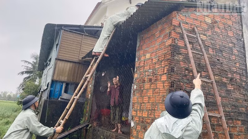 Chi đội Kiểm ngư số 3 giúp nhân dân phòng, chống bão.