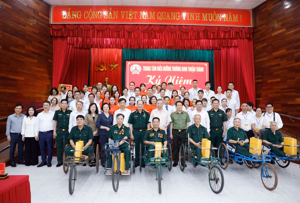 Tổng Bí thư, Chủ tịch nước Tô Lâm và đại biểu với cán bộ và thương binh, bệnh binh tại Trung tâm Điều dưỡng thương binh Thuận Thành. (Ảnh: Thống Nhất/TTXVN)