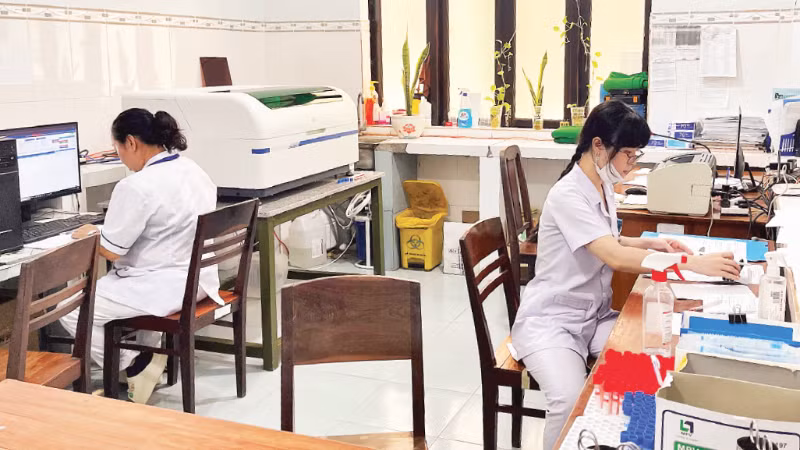 Trung tâm y tế Quân dân y đặc khu Phú Quý chỉ có duy nhất một máy xét nghiệm máu.