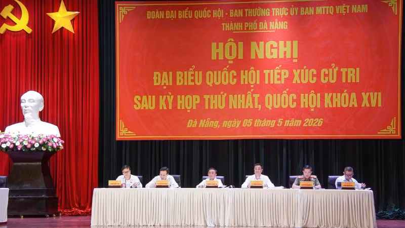 Đồng chí Trần Cẩm Tú, Ủy viên Bộ Chính trị, Thường trực Ban Bí thư, đại biểu Quốc hội khóa XVI đơn vị thành phố Đà Nẵng dự hội nghị tiếp xúc cử tri .