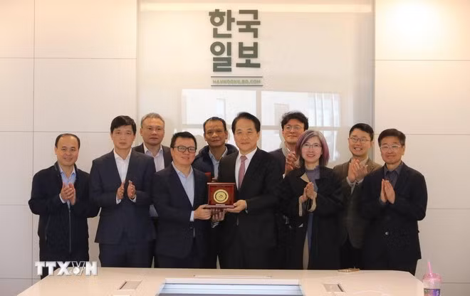 Đoàn đại biểu Hội Nhà báo Việt Nam chụp ảnh lưu niệm với đoàn đại biểu báo Hankook Ilbo. (Ảnh: ĐỨC THẮNG/TTXVN)