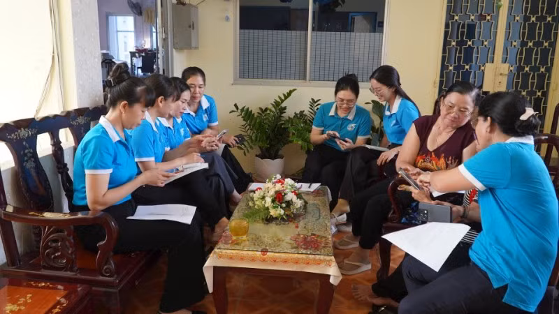 Ban điều hành mô hình “Ngôi nhà an toàn số-Đồng hành cùng phụ nữ và trẻ em” ở phường Sa Đéc, tỉnh Đồng Tháp họp định kỳ để đánh giá hiệu quả hoạt động. (Ảnh HỮU NGHĨA)