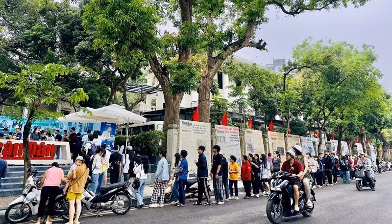 Trong đợt tuyên truyền kỷ niệm 135 năm Ngày sinh Chủ tịch Hồ Chí Minh, nhiều bạn đọc Gen Z đã xếp hàng dài để được nhận ấn phẩm đặc biệt của Báo Nhân Dân.