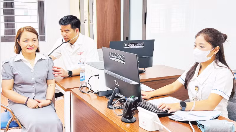 Khám bệnh cho người dân tại Phòng khám đa khoa Bệnh viện Đại học Y Hà Nội-cơ sở Vĩnh Hưng.