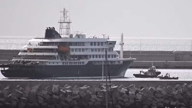 Tàu du lịch MV Hondius neo tại cảng Granadilla trên đảo Tenerife (Tây Ban Nha) để tiến hành sơ tán hành khách, sau khi bùng phát các ca bệnh liên quan đến virus Hanta, ngày 10/5/2026. (Ảnh: THX/TTXVN)