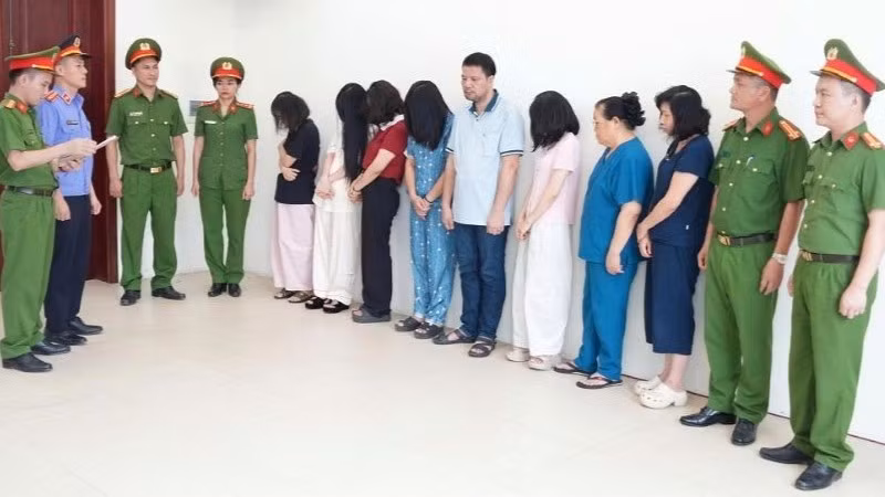 Cơ quan Cảnh sát điều tra Công an tỉnh Nghệ An đọc lệnh khởi tố vụ án, khởi tố 10 bị can về tội “Lừa dối khách hàng”.