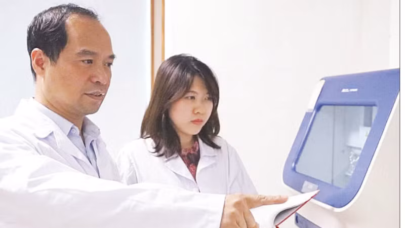Giáo sư, Tiến sĩ Nguyễn Huy Hoàng hướng dẫn đồng nghiệp kiểm tra kết quả ứng dụng công nghệ WES phân tích gen mã hóa protein trên hệ gen người.(Ảnh: MINH ĐỨC)