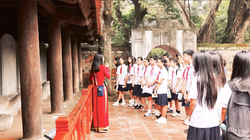Học sinh, sinh viên chiếm lượng lớn trong số khách tham quan đến với Văn Miếu-Quốc Tử Giám trong dịp nghỉ lễ Giỗ Tổ Hùng Vương.