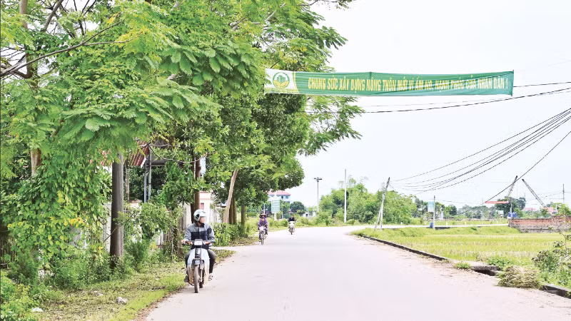 Đường giao thông xã Phúc Hòa (Bắc Ninh) được đầu tư đồng bộ nhờ chương trình xây dựng nông thôn mới. (Ảnh: BẢO LONG)