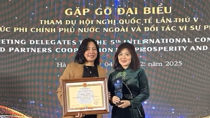 Đại diện AstraZeneca Việt Nam nhận Bằng khen của Liên hiệp các tổ chức hữu nghị Việt Nam