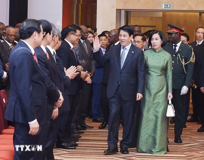 Chủ tịch nước Lương Cường và Phu nhân dự Lễ kỷ niệm 50 năm thiết lập quan hệ ngoại giao Việt Nam-Angola. (Ảnh: LÂM KHÁNH/TTXVN)