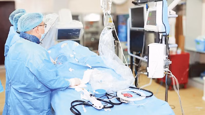 Các bác sĩ Viện Tim mạch Việt Nam thực hiện ca can thiệp tim mạch kỹ thuật cao. (Ảnh: MẠNH DƯƠNG)