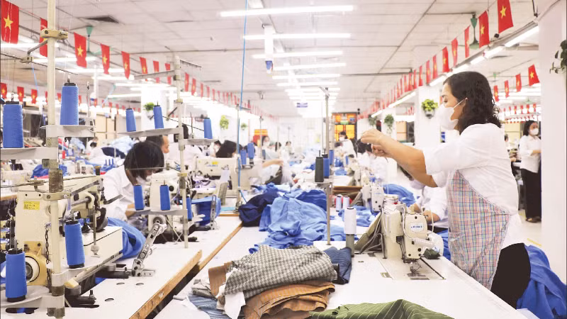 Sản xuất hàng may mặc xuất khẩu tại Tổng công ty May 10.