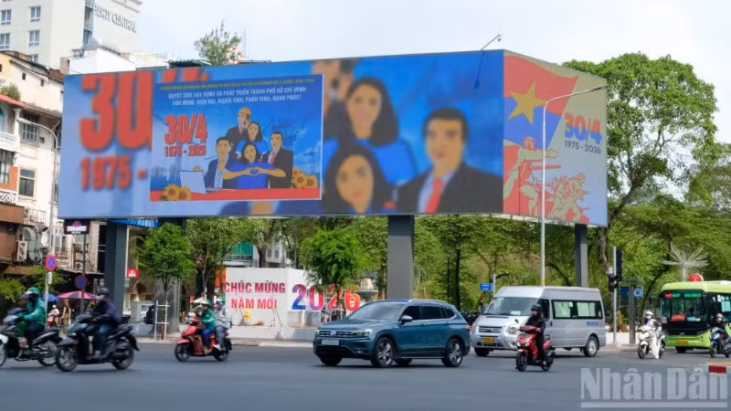 Thành phố Hồ Chí Minh rực rỡ cờ hoa, băng rôn, khẩu hiệu mừng 51 năm Ngày Giải phóng miền nam, thống nhất đất nước. (Ảnh: THẾ ANH)