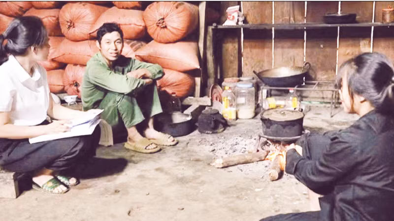 Trợ giúp viên pháp lý Trung tâm trợ giúp pháp lý tỉnh Lào Cai tư vấn quy định pháp luật về đất đai cho người dân. (Ảnh: KIỀU OANH)