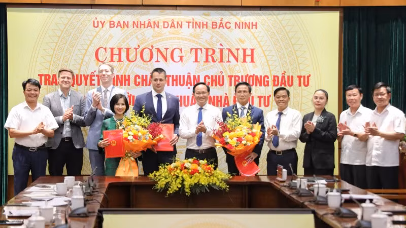 Đại diện lãnh đạo tỉnh Bắc Ninh chúc mừng chủ đầu tư hai dự án điện gió được chấp thuận đầu tư.