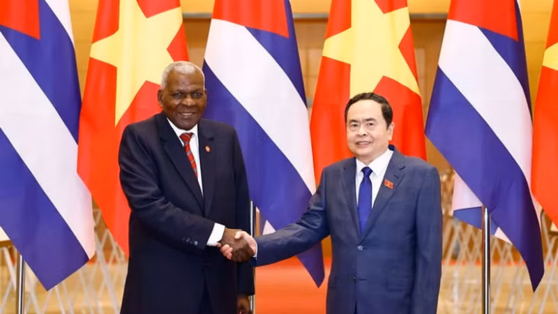 Chủ tịch Quốc hội Trần Thanh Mẫn và Chủ tịch Quốc hội Chính quyền nhân dân, Chủ tịch Hội đồng Nhà nước Cộng hòa Cuba Esteban Lazo Hernandez. (Ảnh: TTXVN)