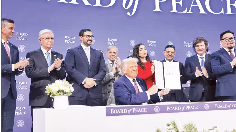 Tổng thống Mỹ Donald Trump chủ trì Lễ ký Hiến chương Hội đồng Hòa bình tại Davos, Thụy Sĩ. (Ảnh: GETTY IMAGES)