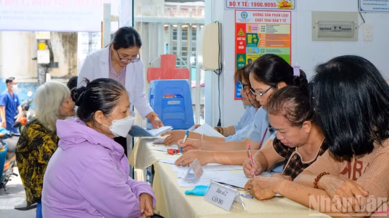 Trạm Y tế phường Gia Định, Thành phố Hồ Chí Minh phối hợp Bệnh viện Nhân dân Gia Định tổ chức chương trình khám sàng lọc, tầm soát bệnh lý Tim mạch, Đái tháo đường cho người dân trên địa bàn ngày 17/4. (Ảnh: THẾ ANH-ĐÌNH THÌN)