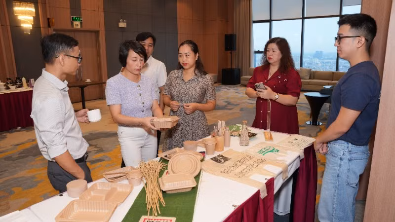 Các sản phẩm nhựa sinh học của BUYO Bioplastics được sản xuất từ phụ phẩm nông nghiệp và công nghiệp như bã bia, bã mía.