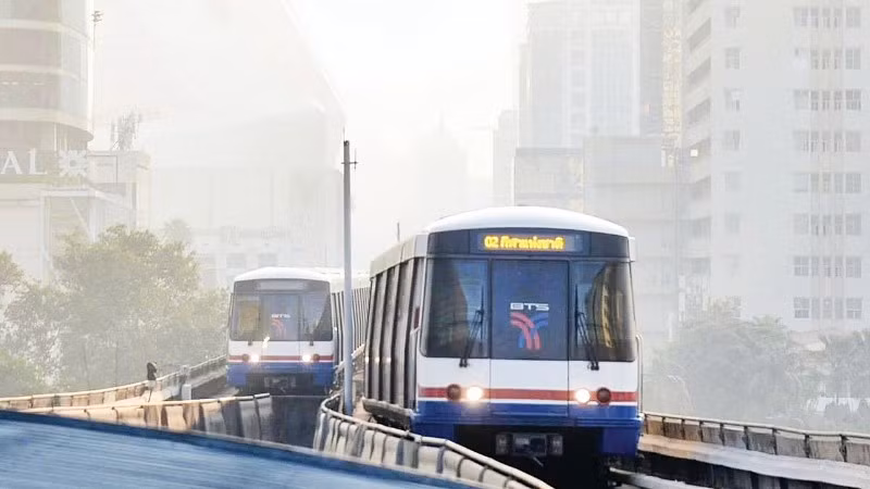 Bụi mịn bao phủ thủ đô Bangkok của Thái Lan. (Ảnh KHAOSOD)