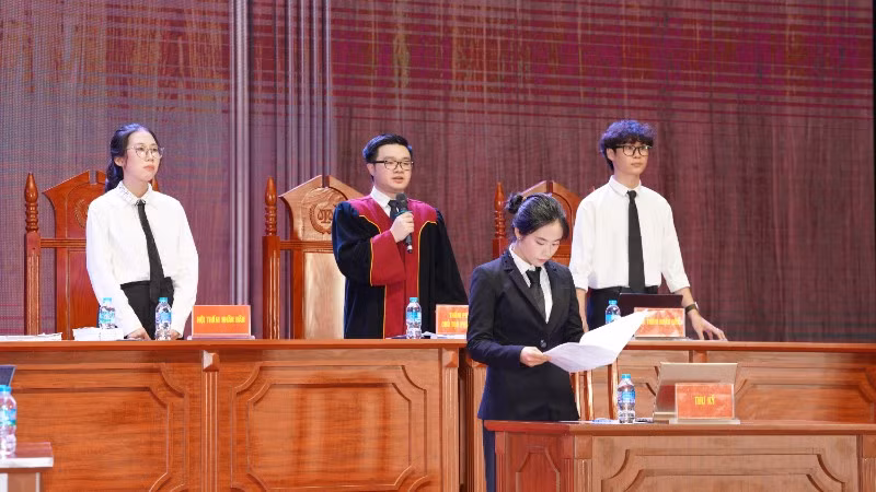Sinh viên nhập vai tại cuộc thi Phiên tòa giả định-NEU Moot Court 2026.