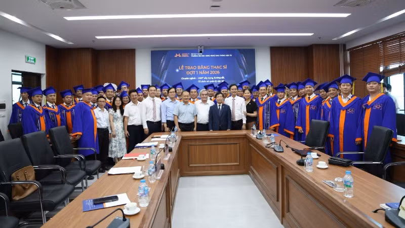 45 tân Thạc sĩ ngành Đường sắt trong Lễ trao bằng tốt nghiệp tại Trường đại học công nghệ Giao thông vận tải.