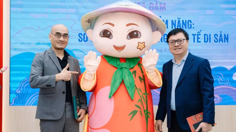 Ủy viên Trung ương Đảng, Tổng Biên tập Báo Nhân Dân, Phó Trưởng Ban Tuyên giáo và Dân vận Trung ương, Chủ tịch Hội Nhà báo Việt Nam Lê Quốc Minh cùng ông Đào Trọng Huy, Chủ tịch Tập đoàn AnnGroup chụp ảnh lưu niệm cùng bản demo mascot Anh Tre tại tọa đàm “Khơi dậy tiềm năng: Sở hữu trí tuệ trong kinh tế di sản” trong chuỗi sự kiện mừng Ngày Sở hữu trí tuệ 2026.