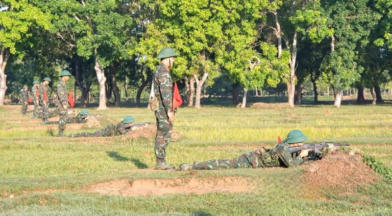 Chiến sĩ mới Trung đoàn 9, Sư đoàn 8 bắn tập tổng hợp súng tiểu liên AK. (Ảnh: CÔNG KHANH)