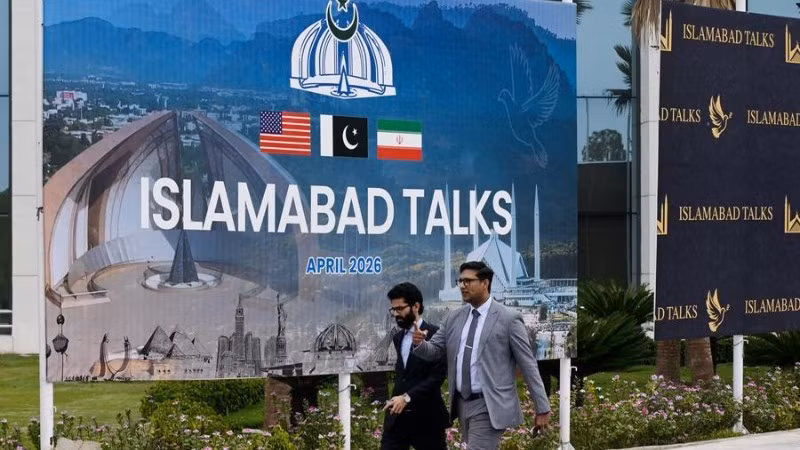 Người dân đi ngang qua trung tâm báo chí nơi diễn ra cuộc đàm phán giữa Mỹ và Iran tại Islamabad, Pakistan, ngày 11/4/2026. (Ảnh: Xinhua/Wang Shen)