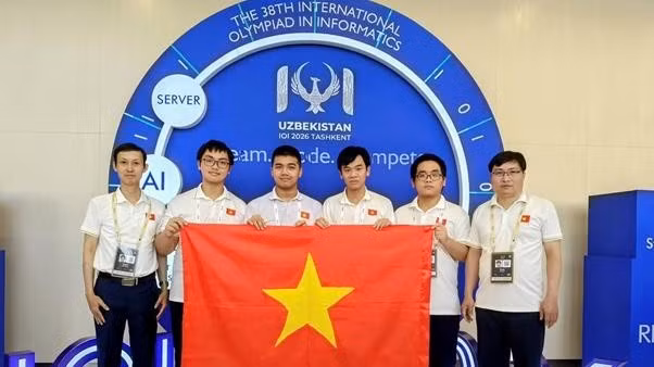Từ trái sang phải: Thầy Đỗ Phan Thuận, Trưởng đoàn; Nguyễn Khánh Phúc; Nguyễn Bùi Đức Dũng; Đặng Huy Hậu; Nguyễn Hữu Tuấn; thầy Đỗ Đức Đông, Phó Trưởng đoàn