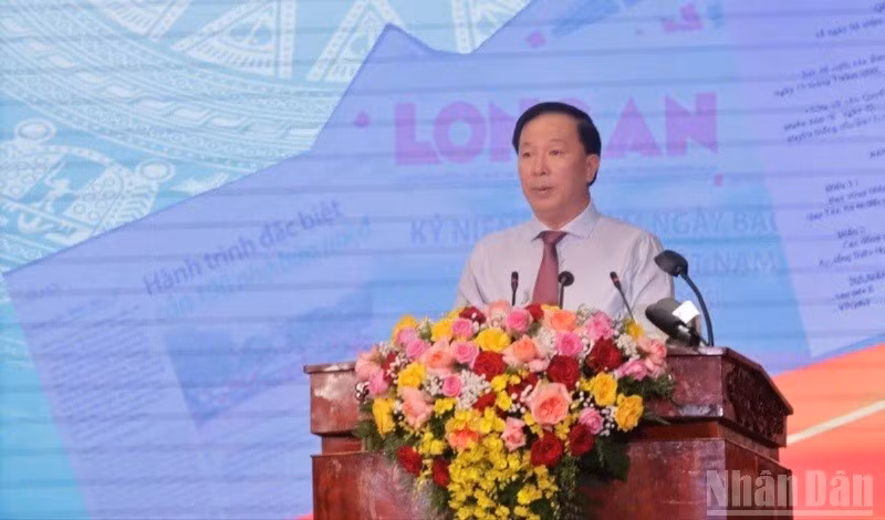 Chủ tịch Ủy ban nhân dân tỉnh Long An Nguyễn Văn Út phát biểu.