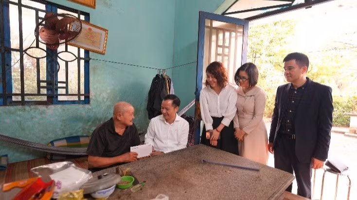 Ông Lê Hoàng Tùng, Phó Tổng Giám đốc Vietcombank; bà Lê Thị Thu Hà, Phó Chủ tịch thường trực Công đoàn Vietcombank và đại diện ngân hàng đến thăm hỏi, động viên cựu chiến binh Châu Văn Đực tại gia đình.