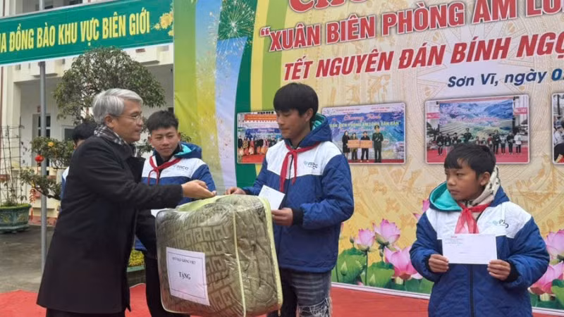 Quỹ Hạt giống Việt, Báo Nhân Dân trao quà cho học sinh học sinh là con nuôi Đồn Biên phòng Sơn Vĩ.