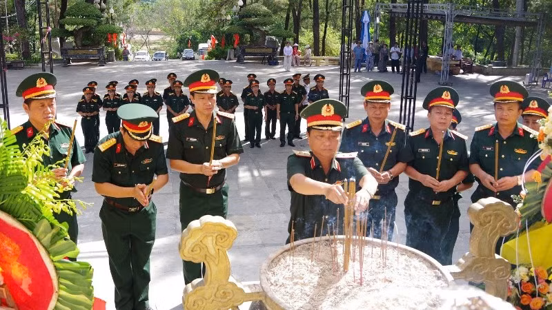 Trung tướng Hà Thọ Bình, Tư lệnh Quân khu 4 và đoàn công tác dâng hương tại Nghĩa trang liệt sĩ quốc gia Trường Sơn.